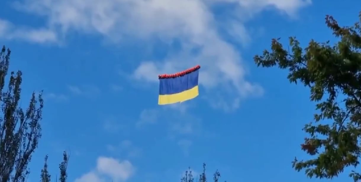 Lufikra kötött ukrán zászlóra nyitottak tüzet oroszok, és ezzel felfedték állásaikat