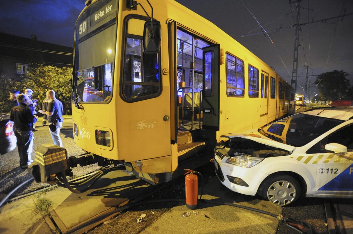 Fotó: villamossal ütközött egy rendőrautó az Üllői úton