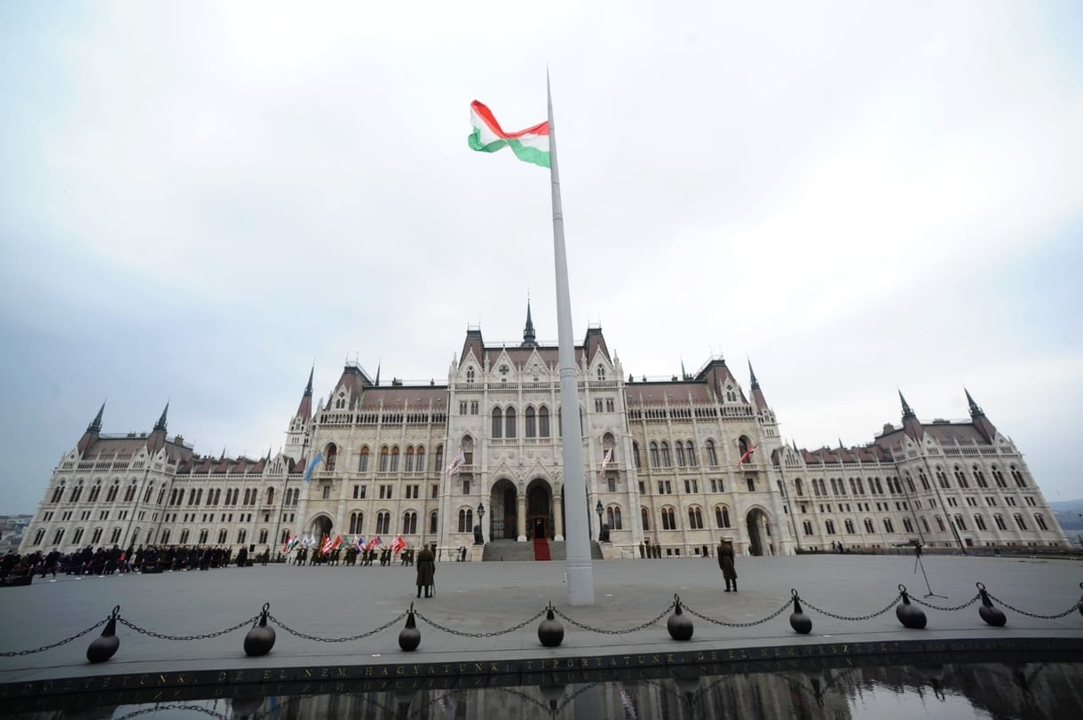 A tüntetés miatt a Parlamentbe kéri az istentiszteletet a Fidesz