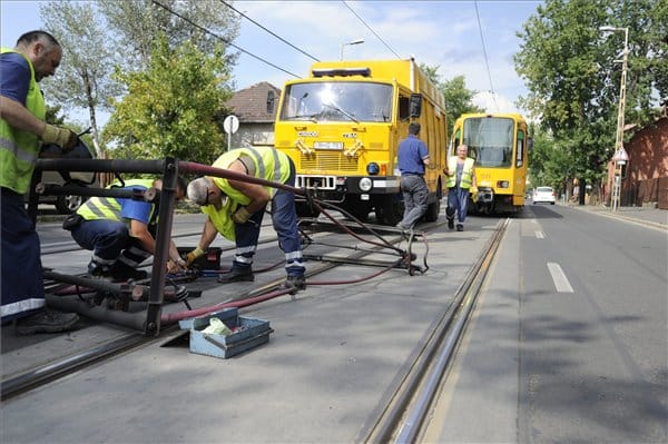 Fotók: Leszakadt egy villamos áramszedője Zuglóban