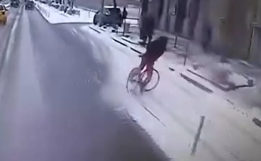 Havon csúszkálva döntött ki egy karót egy bringás az Üllői úton – videó