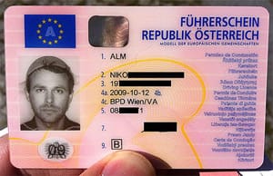 Jogsikép tésztaszűrővel a fejen