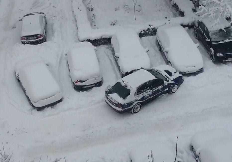 Röhögve vette fel, ahogyan összetörik az autóját - videó