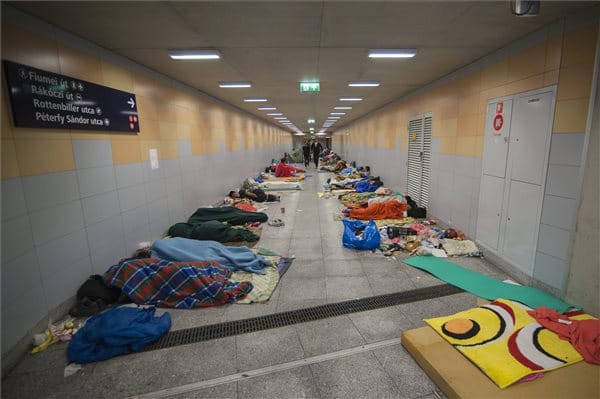 Nem reklámozta, de lakásokkal segíti a kormány a menekülteket