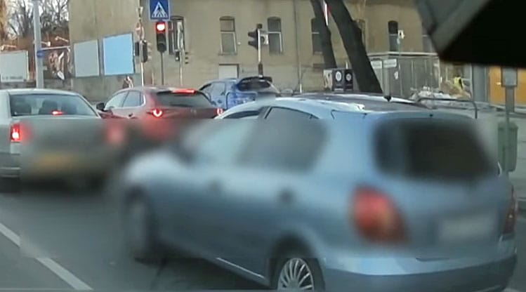 A rendőrség megtalálta az autóst, aki a járdán száguldozott Budapesten