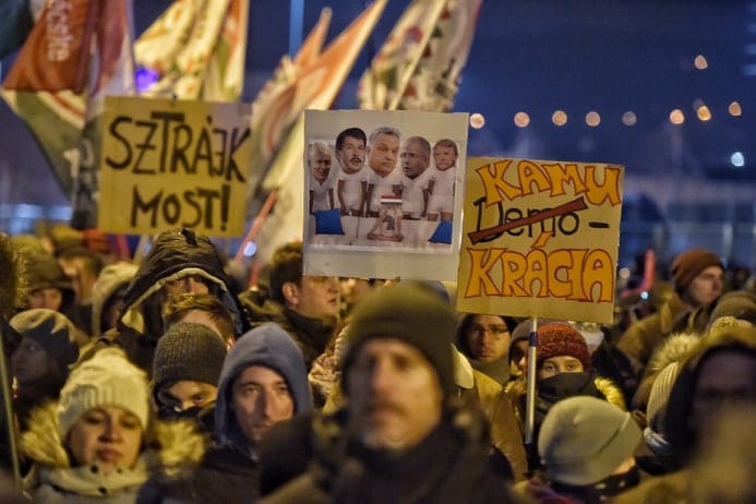 Letiltották a szerkesztőségi rendszerről a kaposvári újságírót, aki a túlóratörvény elleni tüntetésről akart írni