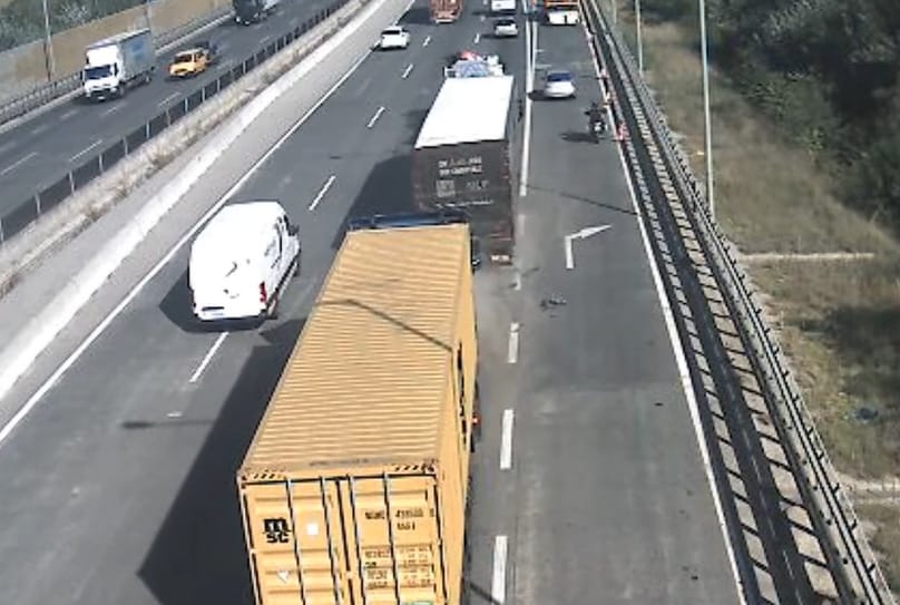 Egymást törték a kamionok egy szűkre szabott besorolás után – videó