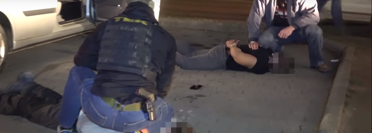 Lopott droggal kereskedett négy férfi, lecsapott rájuk a rendőrség - videó