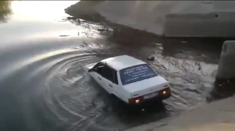 Autómosás helyett: fürödni vitték a Lada Samarát - videó