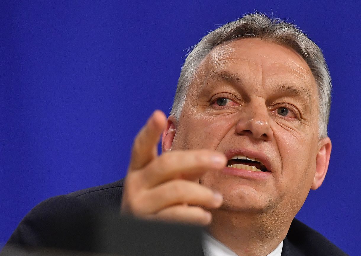 Náci karlendítéssel ábrázolják Orbánt egy szlovén címlapon