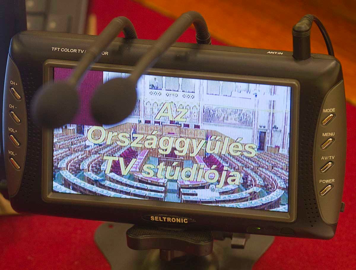 Újult erővel esnek egymásnak a politikusok - percről percre a parlamentből