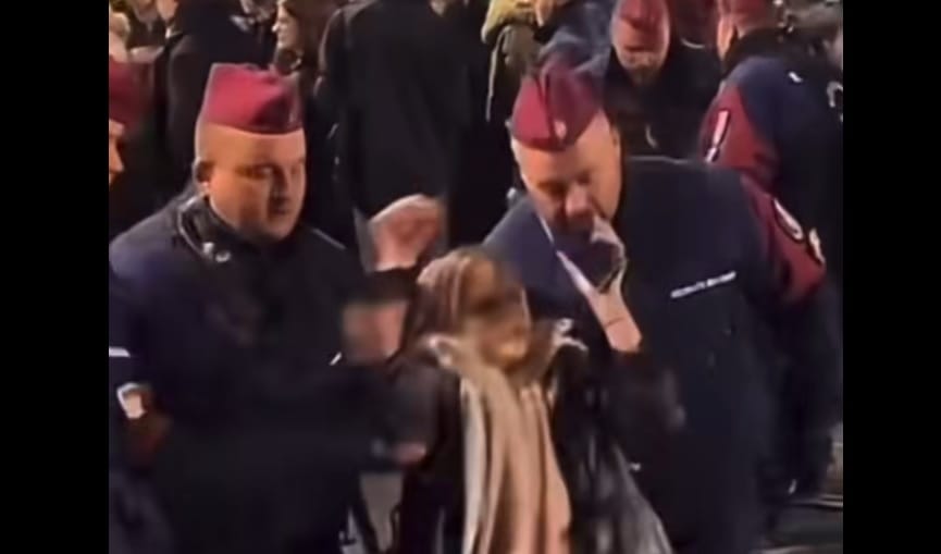 Azt állította a rendőr, hogy egy fiatal tüntető arcon ütötte a telefonjával, de az előkerült videón is látszik, hogy véletlenül történhetett