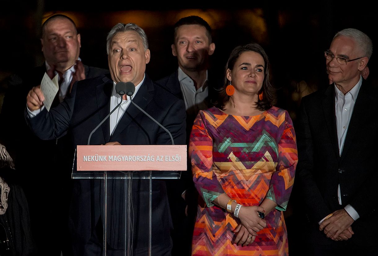 Rajtaütésszerű sajtótájékoztatót tart Orbán