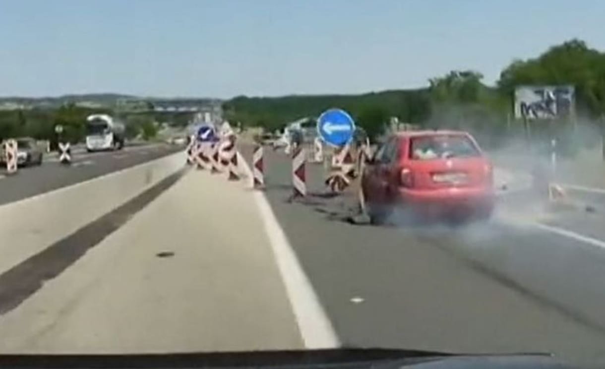 Hiába volt jól kitáblázva, lerombolta a terelést egy Skoda az M3-ason