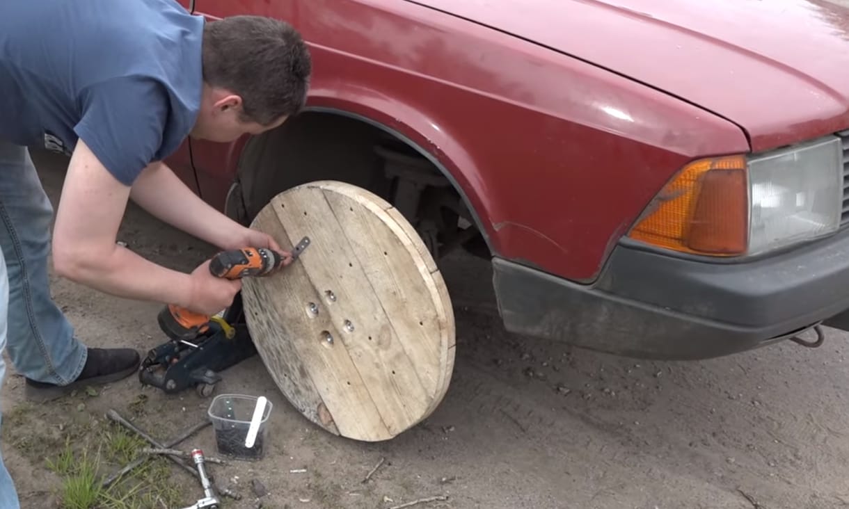 Már megint az oroszok: fakerekeket szereltek egy Moszkvicsra – videó