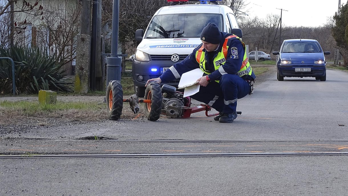 Vonattal ütközött egy kerti traktor Tiszaalpáron, mentőhelikopter érkezett a helyszínre