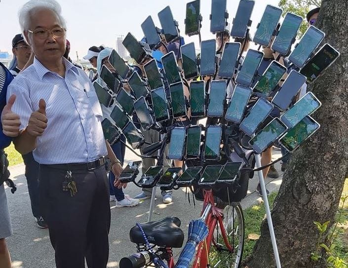 Szintet lépett a tajvani nagypapa, már 64 telefonnal keresi a pokémonokat