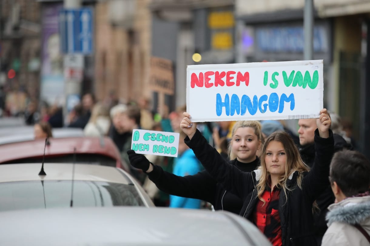 Egész Budapestet átölelő élőlánccal álltak ki diákok, szülők és tanárok a jobb oktatásért