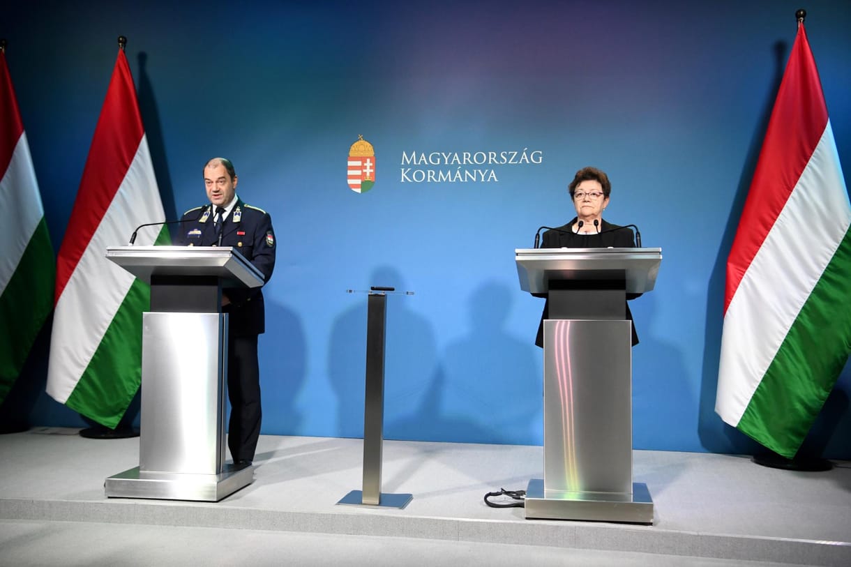 Kérdés közben kapták ki az újságíró kezéből a mikrofont a koronavírus-sajtótájékoztatón