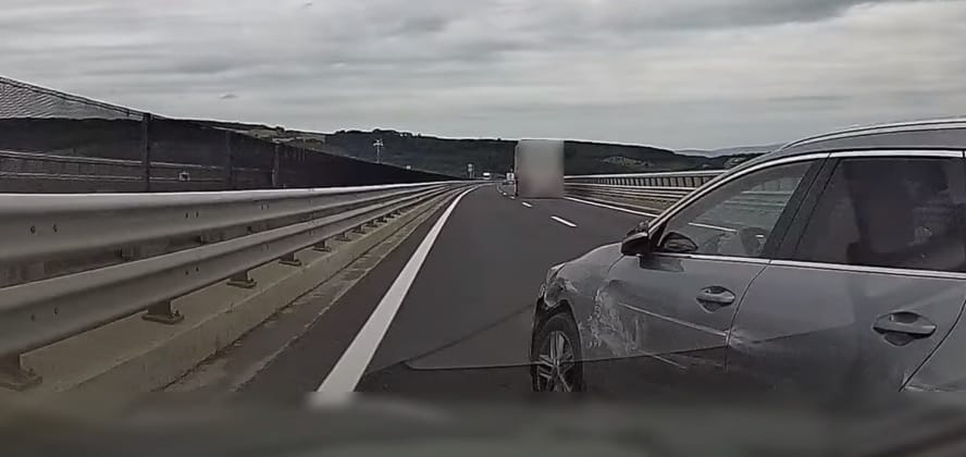 Egymás után kétszer is leütközte a mellette haladót egy autós a kőröshegyi völgyhídon – videó