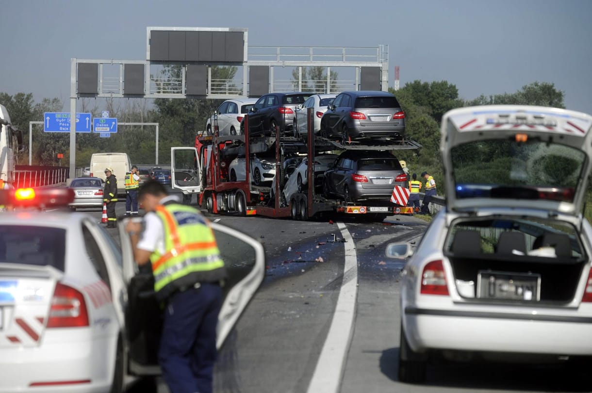 Fotók: Kamionok ütköztek az M0-son, tréleren törtek össze az autók