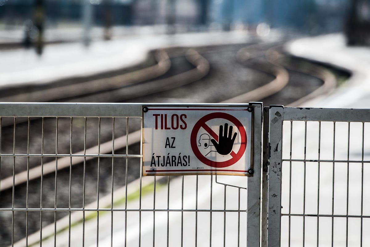 Kisiklott két kocsi a Déli pályaudvaron - borul a vasúti menetrend