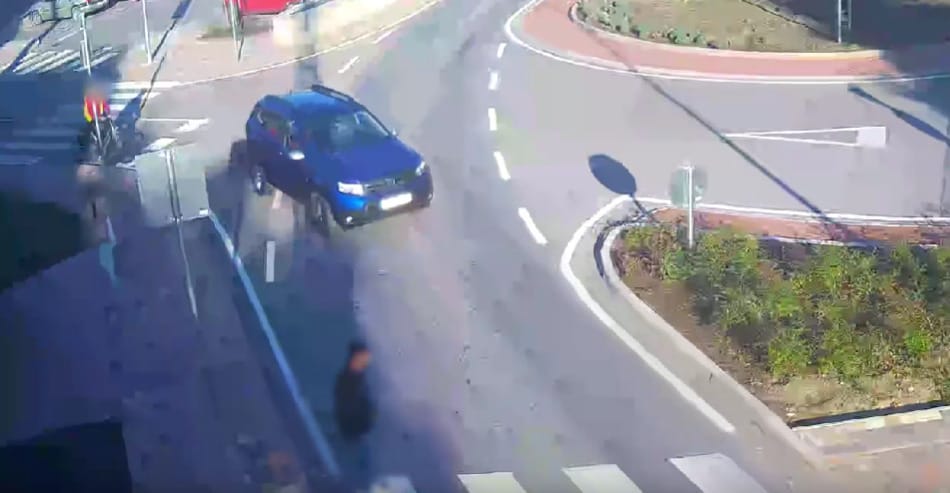 Kiállt a parkolóból az autós, majd a következő pillanatban elütött egy fiút – videó