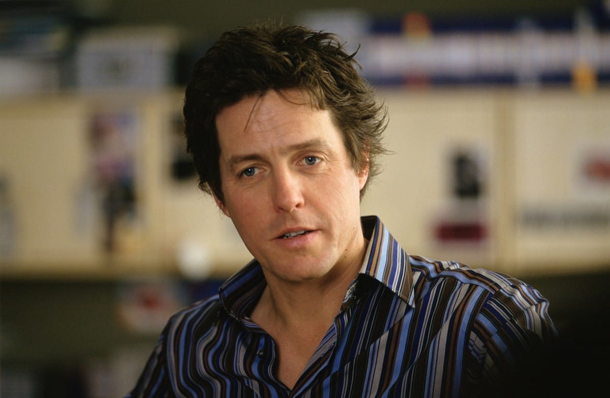 Íme Hugh Grant esküvői képei, szokatlan gyűrűt viselt