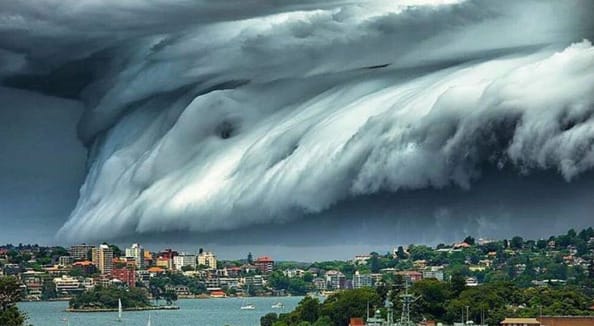 Ezzel van tele a Facebook: mintha világvége lenne, olyan felhő úszott be Sydney fölé – fotó, videó