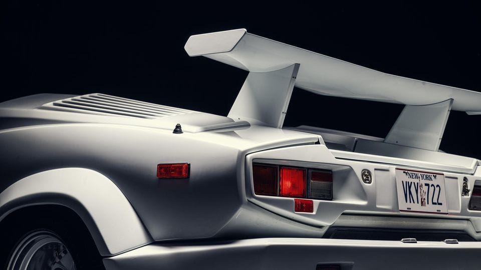 Eladó Leonardo DiCaprio legendás fehér Lamborghini Countach-a, ami túlélte a Wall Street farkasa forgatását