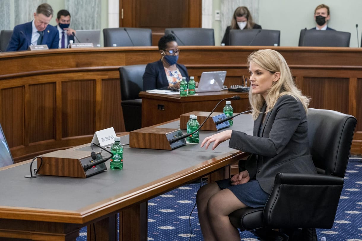 10 éve még az év emberének választották Mark Zuckerberget, ma már a Facebook bukásáról írnak 