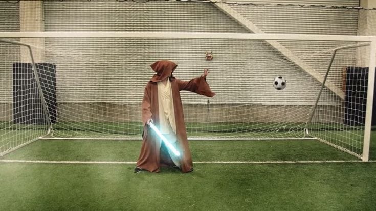 Videó: Amikor Superman hatalmas gólt rúg Obi Wan kapujába