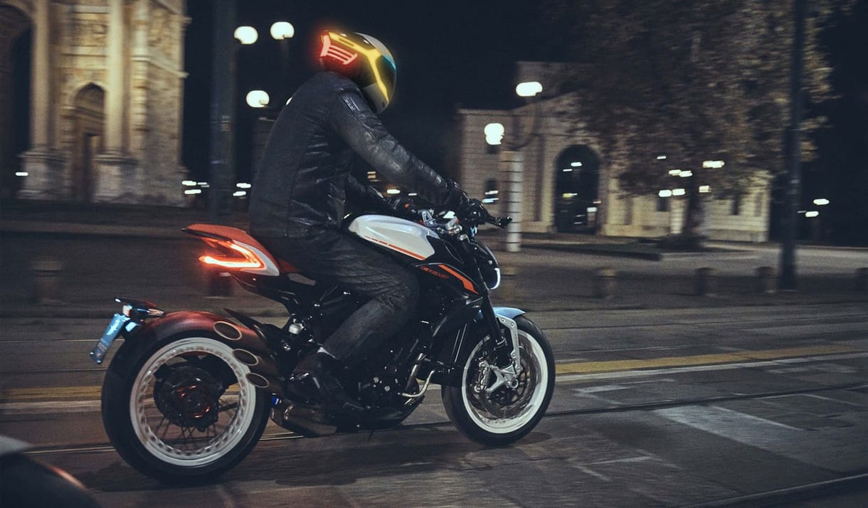 Ha minden motoros ilyen bukósisakot viselne, sok baleset lenne elkerülhető