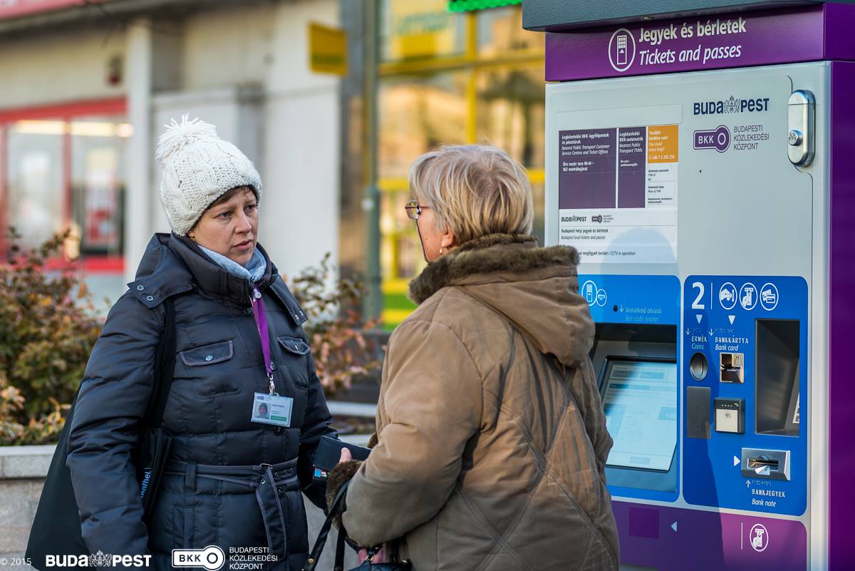 Dolgozókat állít a BKK a jegyautomaták mellé – fotók