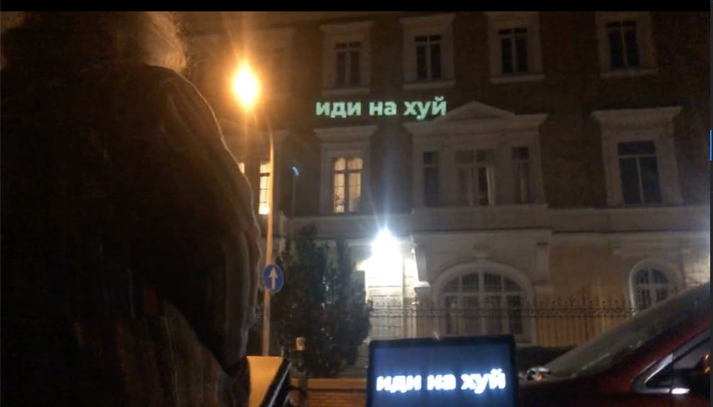 A Kígyó-szigetet védő ukrán katonák szavait vetítette a Kutyapárt az orosz nagykövetség épületére