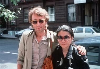 Újabb fotók kerültek elő az ágyban heverő John Lennonról és Yoko Onóról 