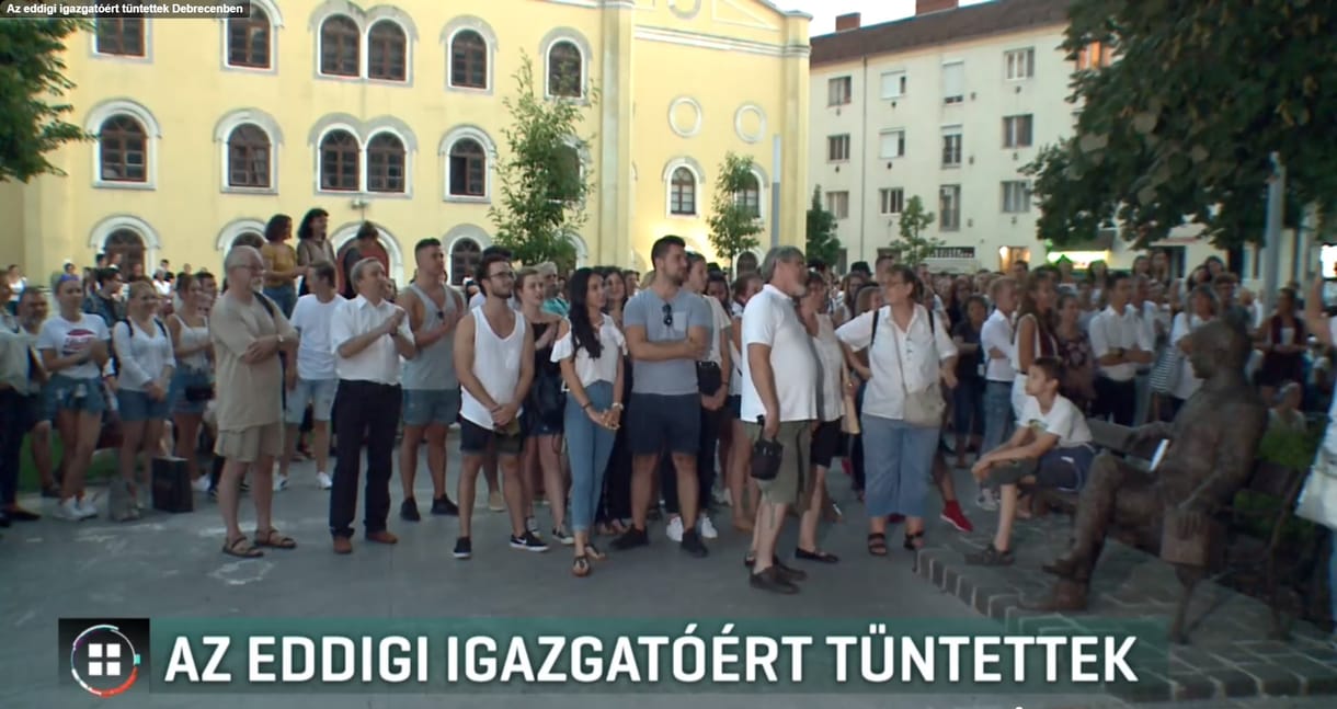 Több százan tüntettek Debrecenben a leváltott iskolaigazgató mellett