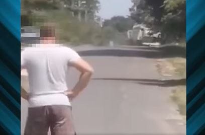 Ittasan szlalomozott egy kombájnos, letarolt egy telefonpóznát – videó