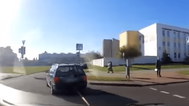 Szegény gyalogos az egymást vontató autók kötelében esett hasra a zebrán – videó