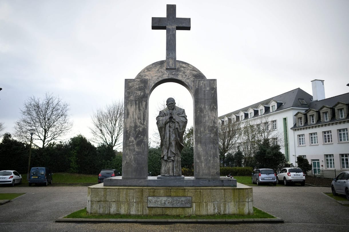 Magyarország elbukta a francia pápaszobrot az óriási kereszttel