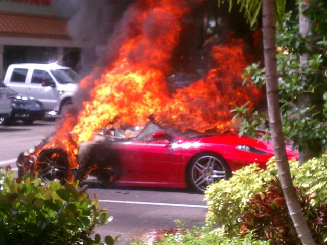 Kigyulladt egy parkoló Ferrari F430-as Floridában - fotó, videó