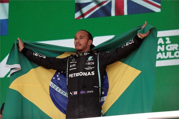 Lewis Hamilton nyerte a Brazil Nagydíjat