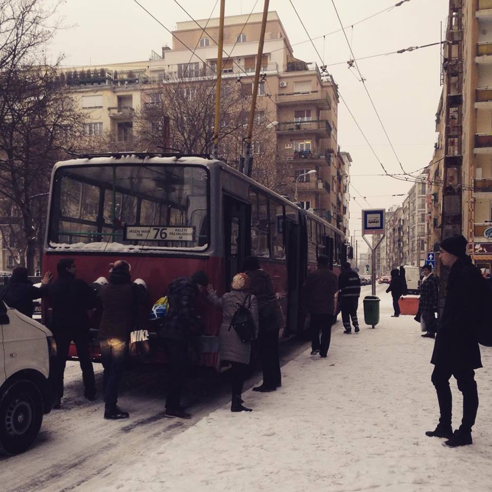 Fotó: Összefogtak az utasok az elakadt troliért a XIII. kerületben