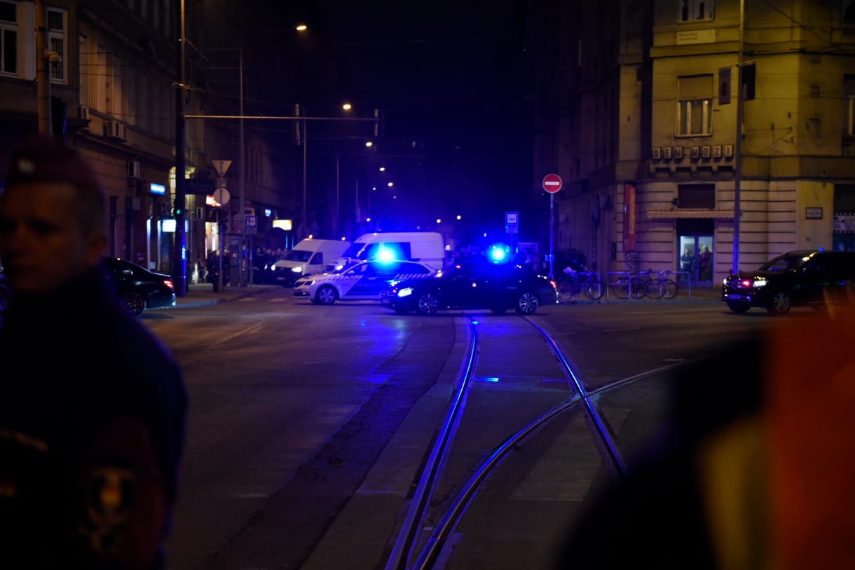 A budapesti káosz csúcspontja: egy autós áthajtott a Vérmezőn