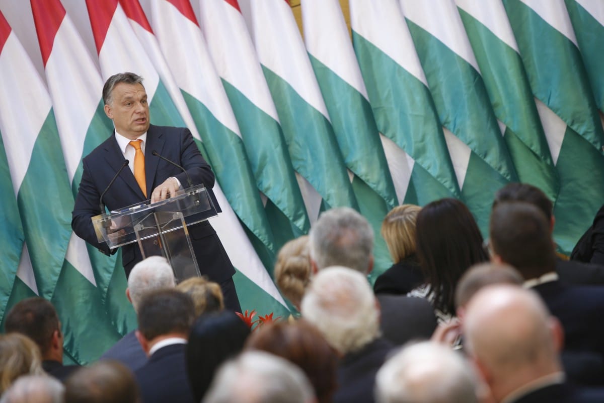 Heti Válasz: Három lépcsőben alakítja át a kormányt Orbán az év végéig