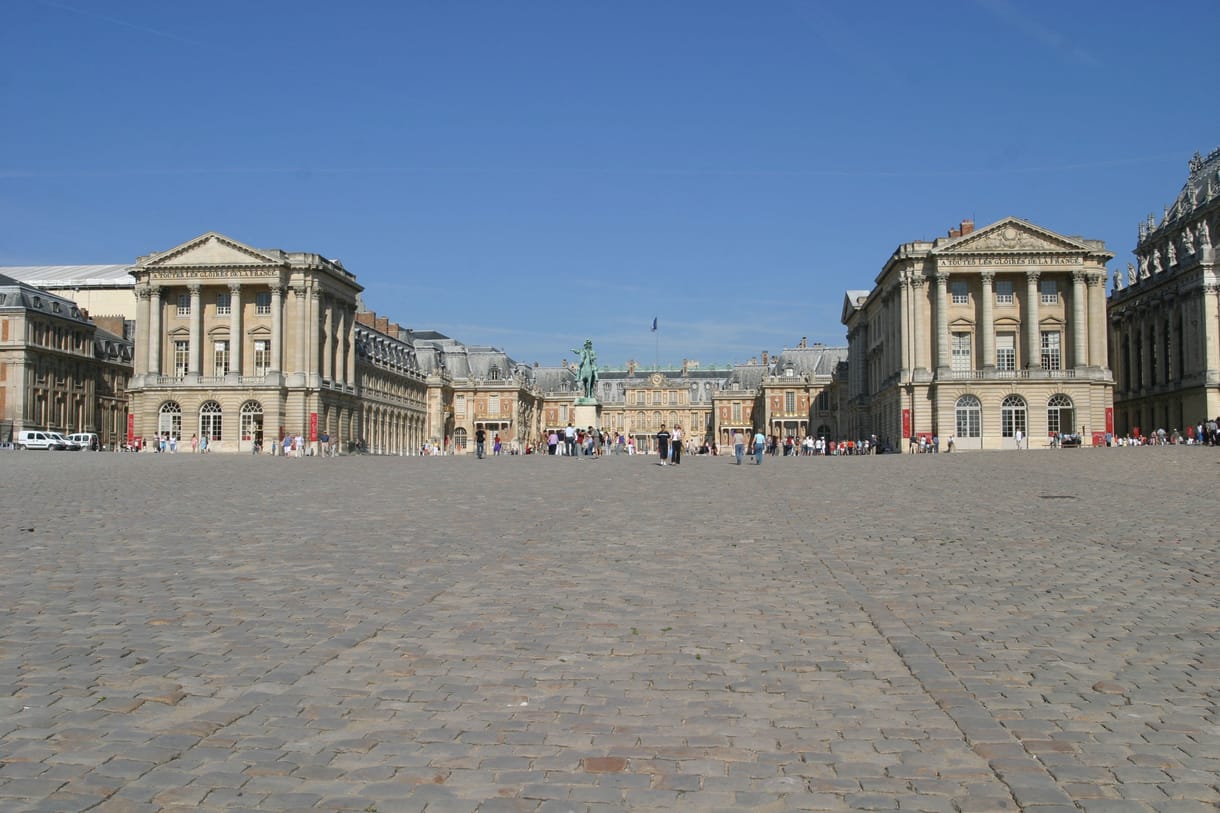 Meghalt egy kislány a versailles-i palota udvarán, miután a melegre panaszkodott