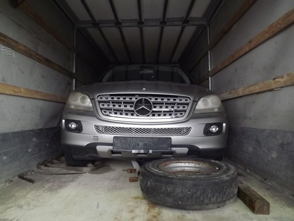 Milliós Mercedest foglaltak le a rendőrök a határon