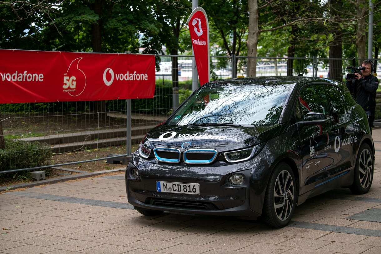 Autót vezettek és videóhívást indítottak a Vodafone 5G-s hálózatával Budapesten