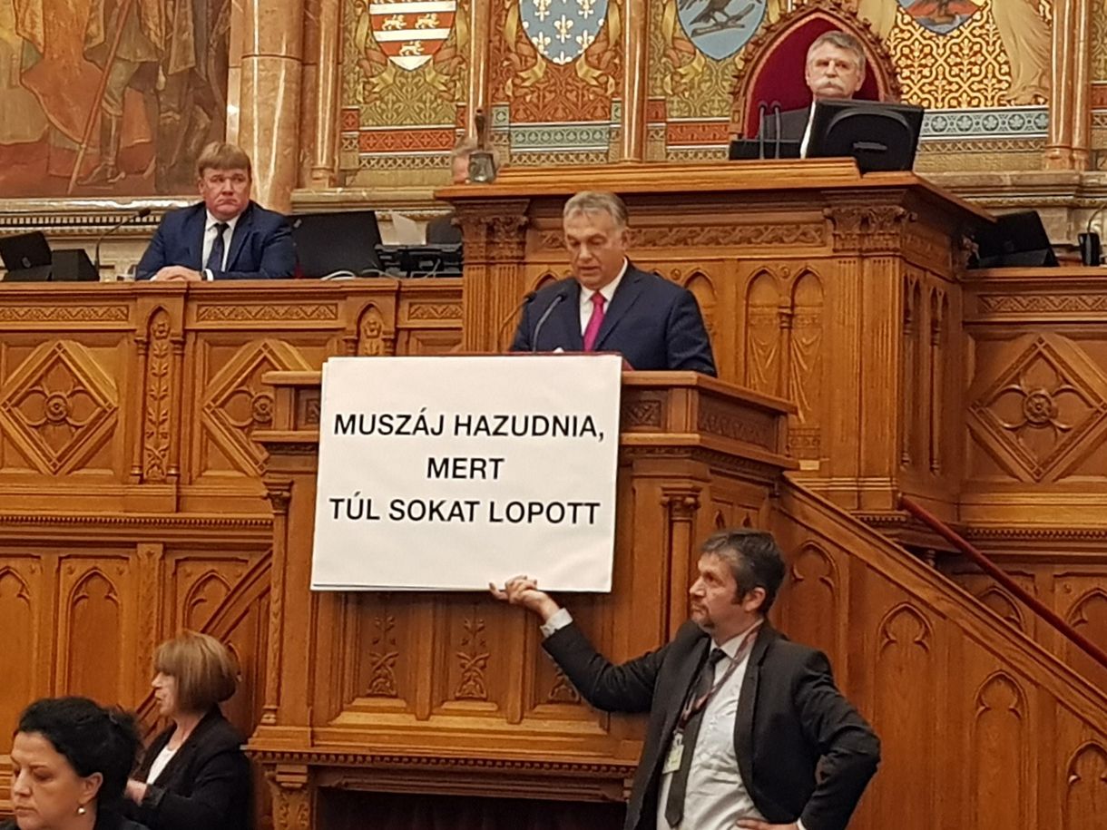 Kitiltás és éves fizetésmegvonás is járhat a rendbontó képviselőknek