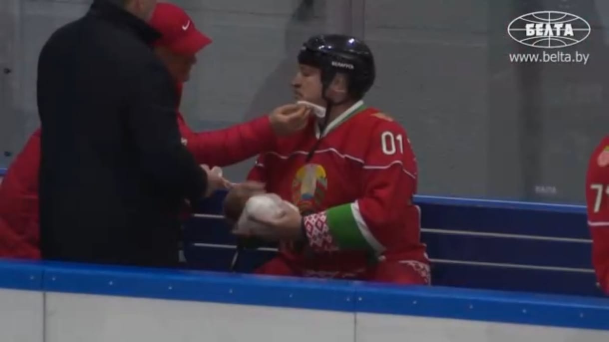 Videó: amatőr hokimeccsen verte állon Lukasenkát egy túlbuzgó védő